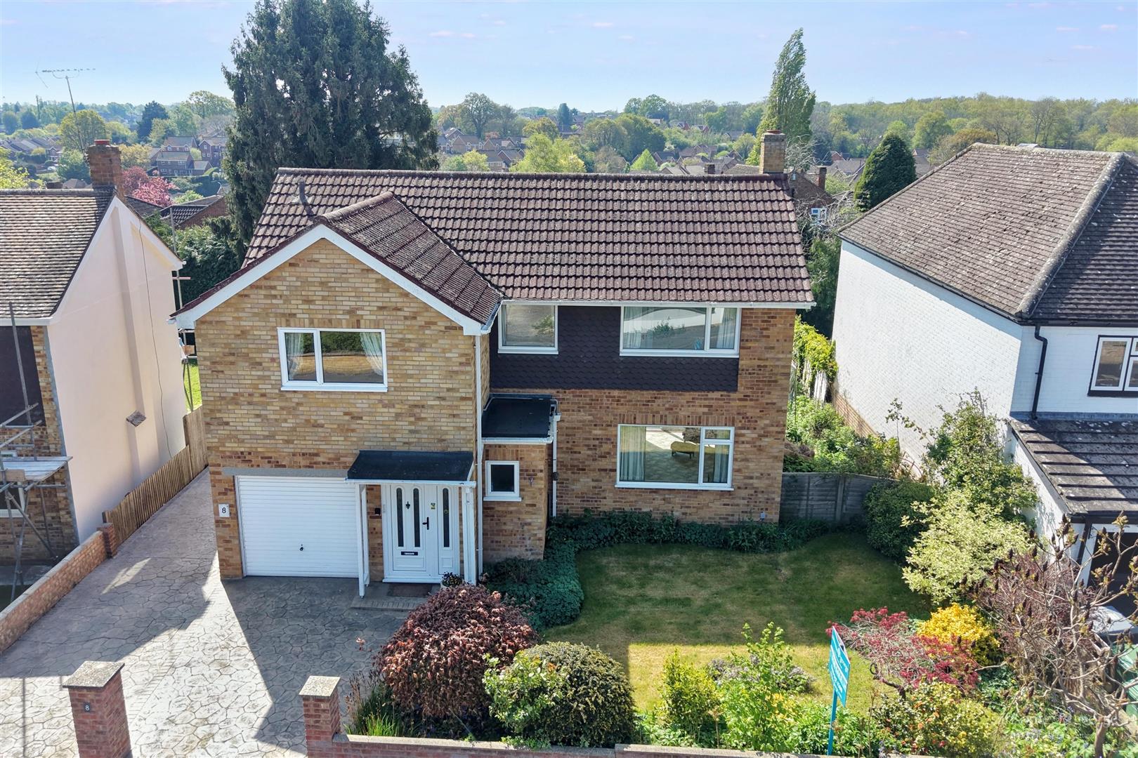 5 bed property in Hillview Close, Reading